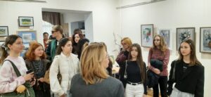 Детальніше про статтю ТВОРЧЕ ЗАНУРЕННЯ В МИСТЕЦТВО: ПЕРШОКУРСНИКИ ОП «КОНСТРУЮВАННЯ ТА ТЕХНОЛОГІЇ ШВЕЙНИХ ВИРОБІВ» ВІДВІДАЛИ МИСТЕЦЬКУ ВИСТАВКУ