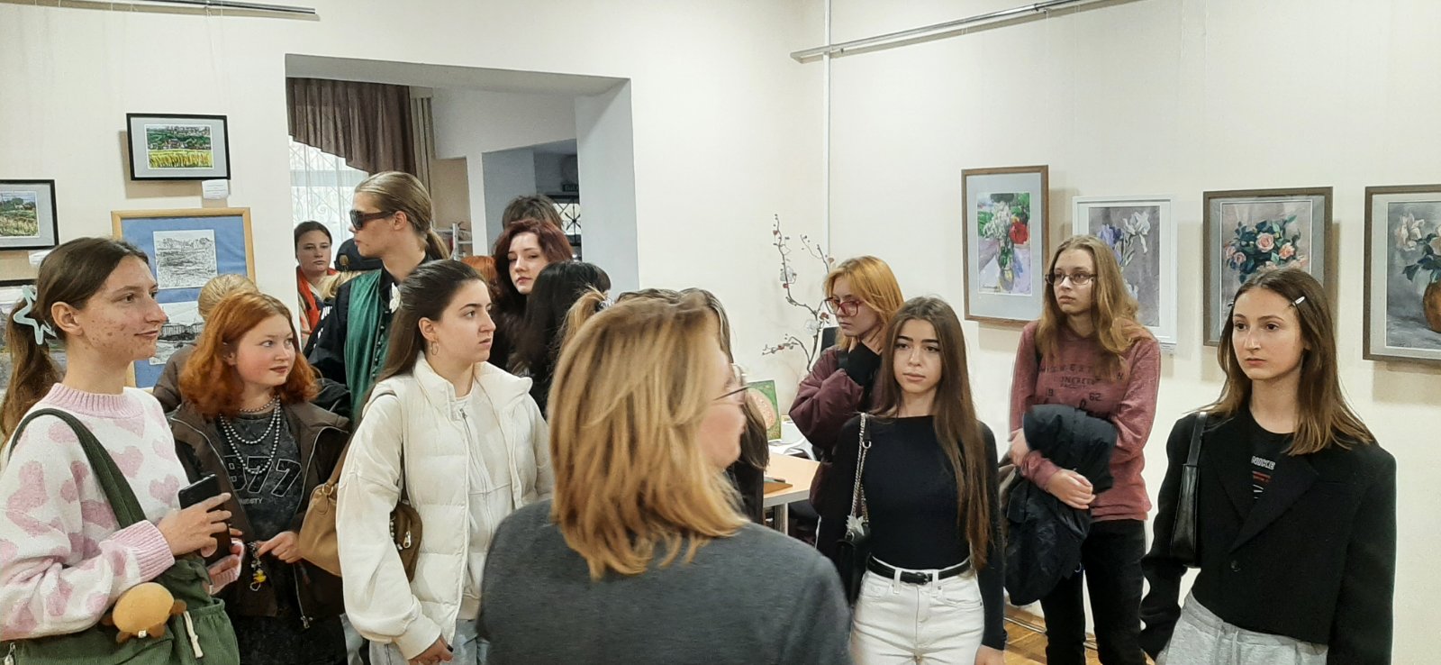 Детальніше про статтю ТВОРЧЕ ЗАНУРЕННЯ В МИСТЕЦТВО: ПЕРШОКУРСНИКИ ОП «КОНСТРУЮВАННЯ ТА ТЕХНОЛОГІЇ ШВЕЙНИХ ВИРОБІВ» ВІДВІДАЛИ МИСТЕЦЬКУ ВИСТАВКУ то