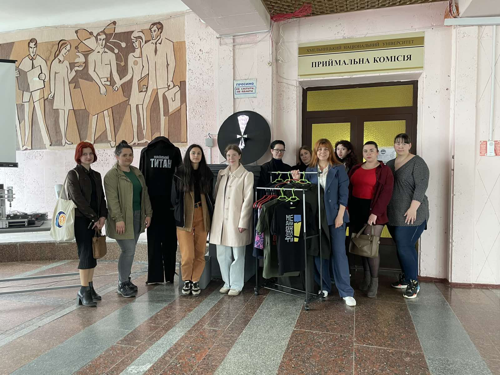 Детальніше про статтю СТУДЕНТИ КАФЕДРИ ТКШВ ВЗЯЛИ УЧАСТЬ У НАУКОВІЙ ВИСТАВЦІ В МЕЖАХ ЗАНЯТТЯ З ДИСЦИПЛІНИ «ОСНОВИ НАУКОВИХ ДОСЛІДЖЕНЬ І ТЕХНІЧНОЇ ТВОРЧОСТІ»
