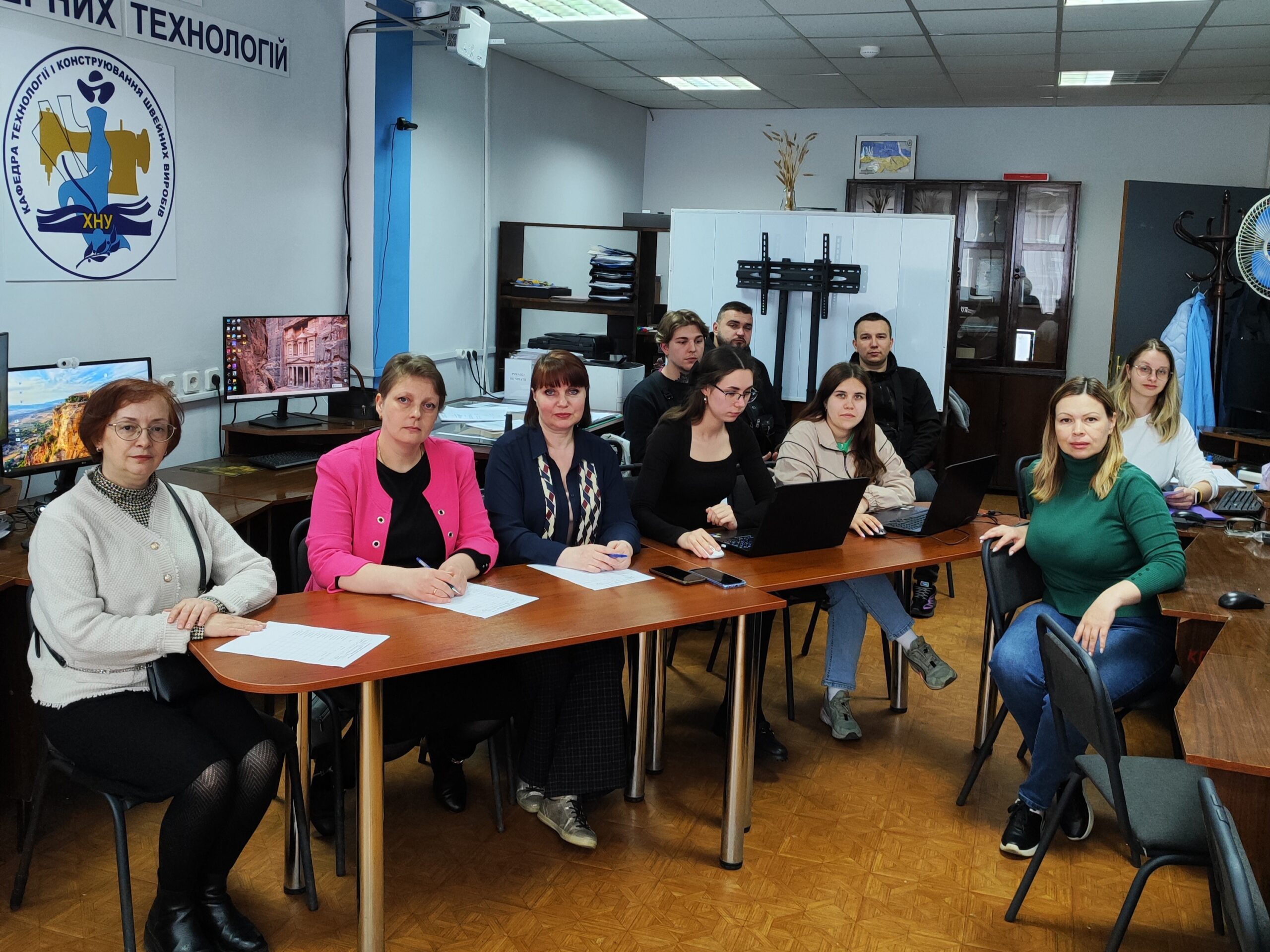 Детальніше про статтю ФІНАЛЬНИЙ АКОРД СЕМЕСТРУ: УСПІШНИЙ ЗАХИСТ КУРСОВИХ ПРОЄКТІВ МАГІСТРАМИ