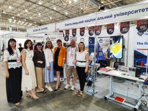 Детальніше про статтю КОЛЕКТИВ КАФЕДРИ НА ЛІТНІЙ ВИСТАВЦІ KYIV FASHION