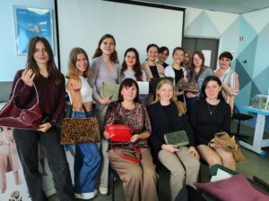 Детальніше про статтю ЗАЛУЧЕННЯ ФАХІВЦІВ-ПРАКТИКІВ ДО ЛЕКЦІЙНОГО ЗАНЯТТЯ З ДИСЦИПЛІНИ «ОСНОВИ ТЕХНОЛОГІЇ ВИРОБІВ» ДЛЯ СТУДЕНТІВ СЕЦІАЛЬНОСТІ 182 ТЕХНОЛОГІЇ ЛЕГКОЇ ПРОМИСЛОВОСТІ