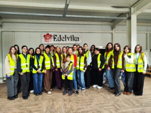 Детальніше про статтю ВИЇЗНЕ ЗАНЯТТЯ СТУДЕНТІВ СПЕЦІАЛЬНОСТІ 182 ТЕХНОЛОГІЇ ЛЕГКОЇ ПРОМИСЛОВОСТІ НА ФАБРИКУ ЕДЕЛЬВІКА У ЛУЦЬКУ