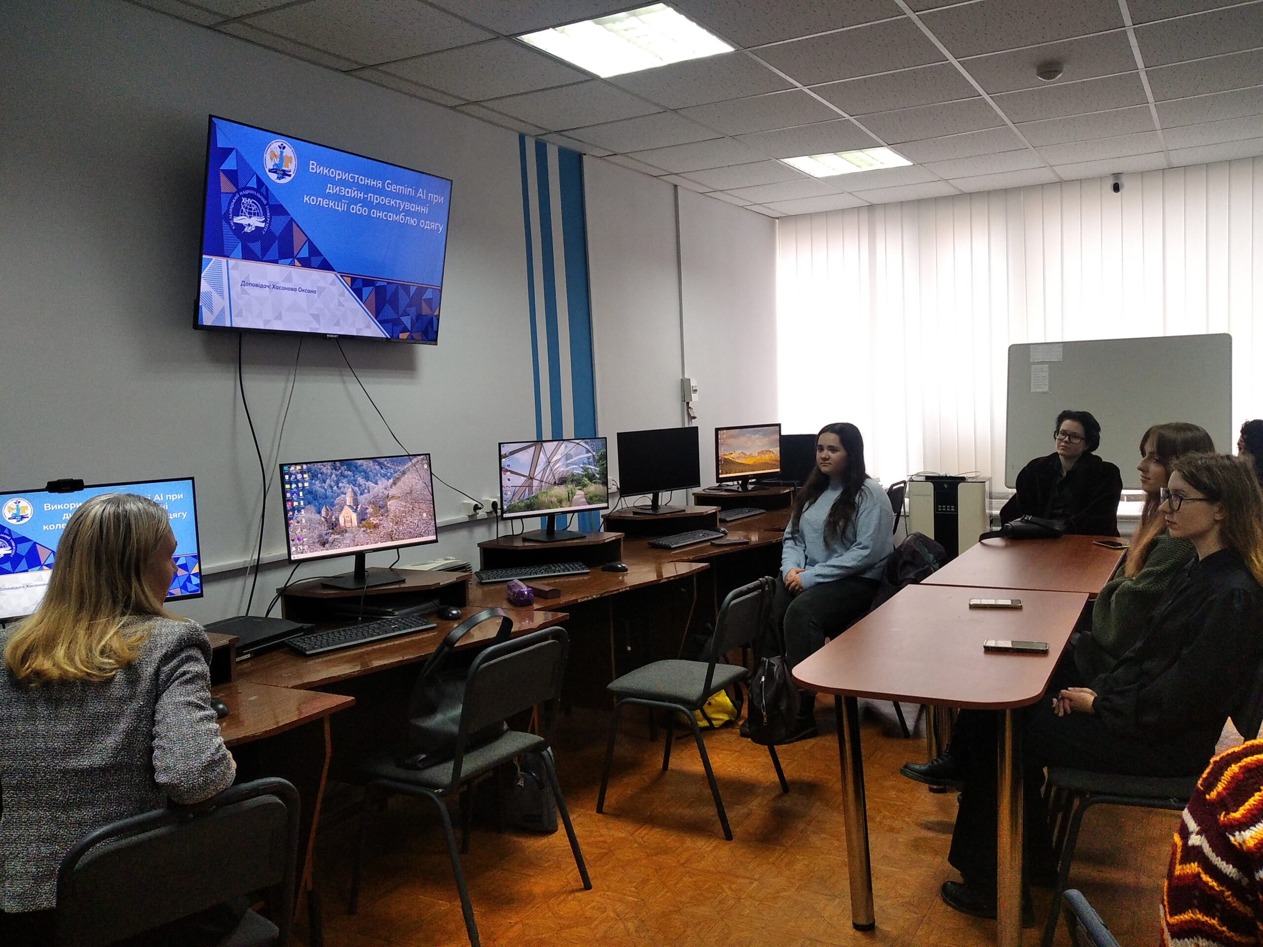 Детальніше про статтю МАЙСТЕР-КЛАС АСПІРАНТКИ ОКСАНИ ХАСАНОВОЇ: ПЕРЕТВОРЕННЯ ЕСКІЗІВ НА ФОТОРЕАЛІСТИЧНІ ЗОБРАЖЕННЯ ЗА ДОПОМОГОЮ AI-ТЕХНОЛОГІЙ