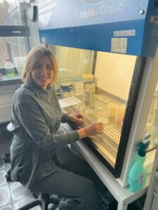 Детальніше про статтю МІЖНАРОДНЕ СТАЖУВАННЯ АСПІРАНТКИ СПЕЦІАЛЬНОСТІ «ТЕХНОЛОГІЇ ЛЕГКОЇ ПРОМИСЛОВОСТІ»