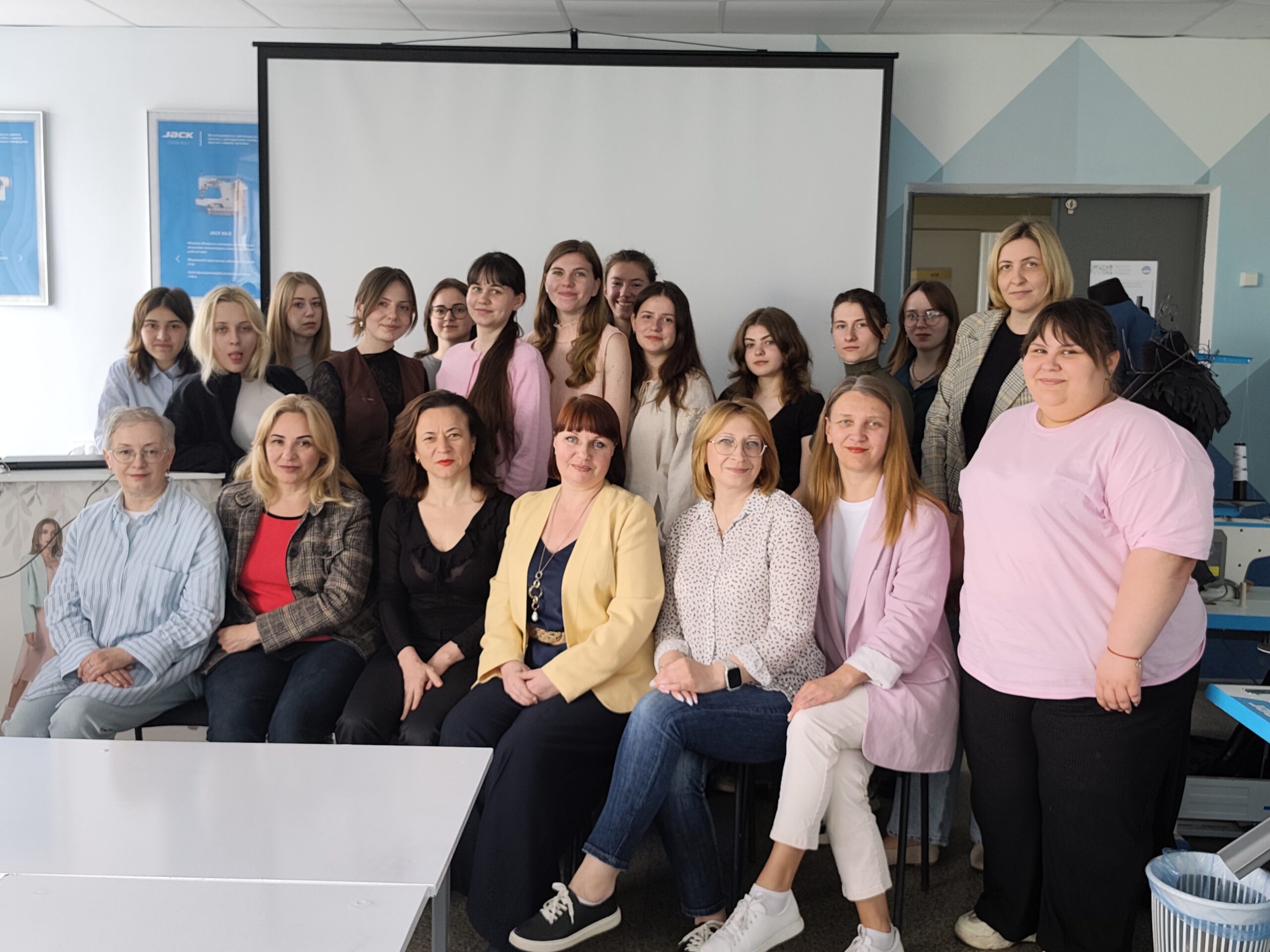 Детальніше про статтю СТУДЕНТИ КАФЕДРИ ТЕХНОЛОГІЇ І КОНСТРУЮВАННЯ ШВЕЙНИХ ВИРОБІВ ПРЕЗЕНТУВАЛИ НАУКОВІ ЗДОБУТКИ НА ЩОРІЧНІЙ СТУДЕНТСЬКІЙ КОНФЕРЕНЦІЇ
